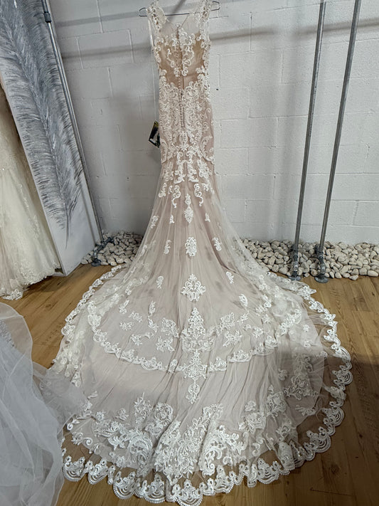 Essense of Australia Lace Tulle Embroidered Floral Mermaid Wedding Gown Ivory Size 8