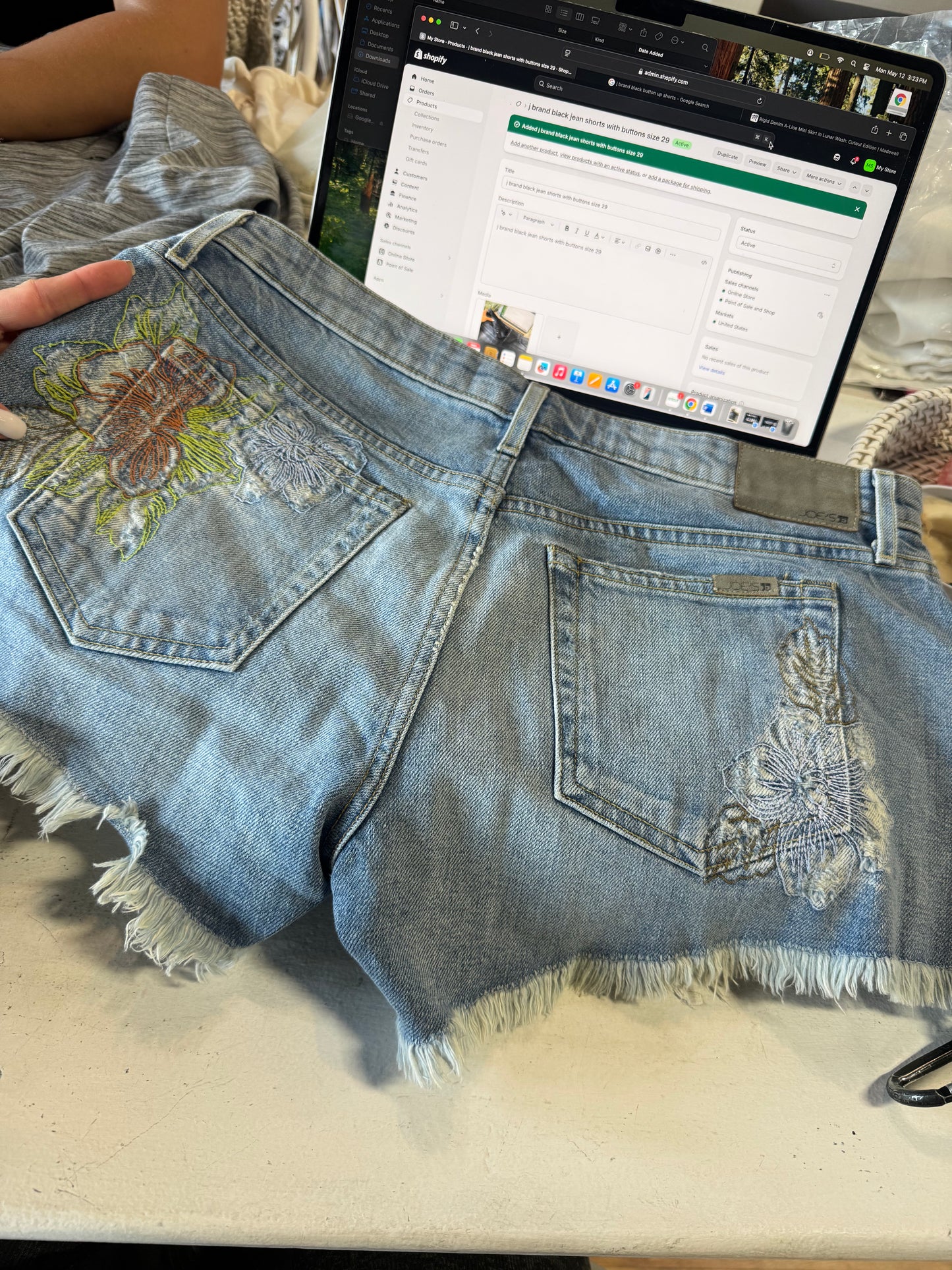 joe's jeans light blue shorts with flowers on back pockets size 29