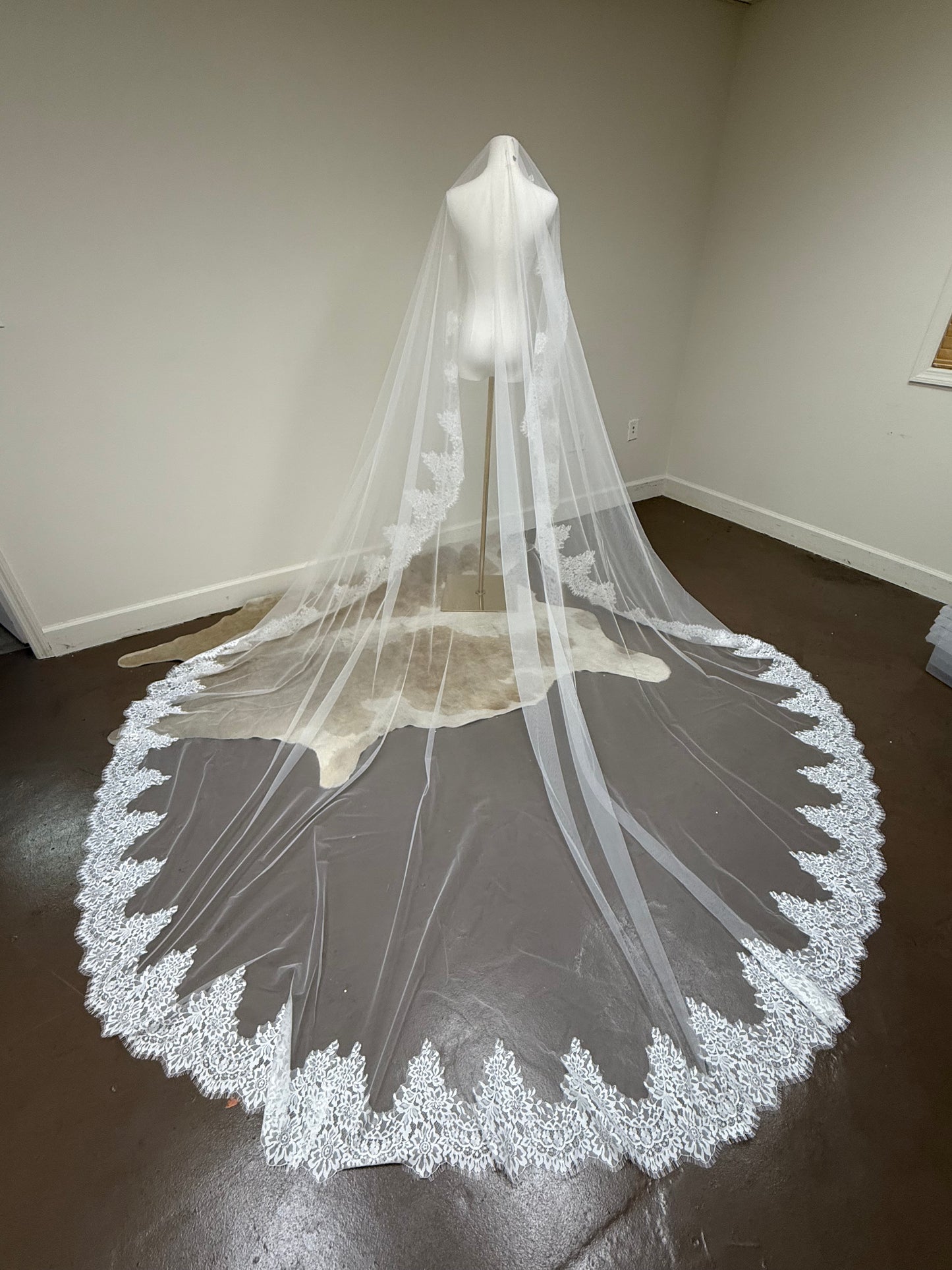Rosa Clará Dream Lace Sleeveless Bodice Wedding Gown White