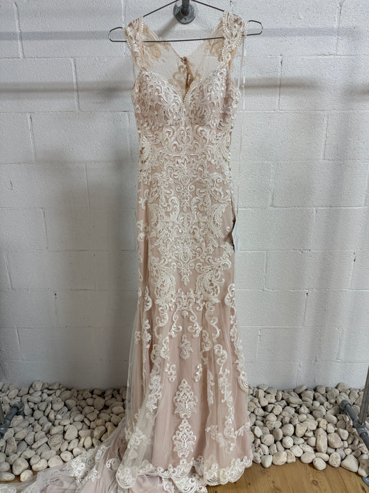 Essense of Australia Lace Tulle Embroidered Floral Mermaid Wedding Gown Ivory Size 8